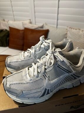 NIKE ZOOM VOMERO 5 SE MENS 7.5/ WOMENS SIZE 9